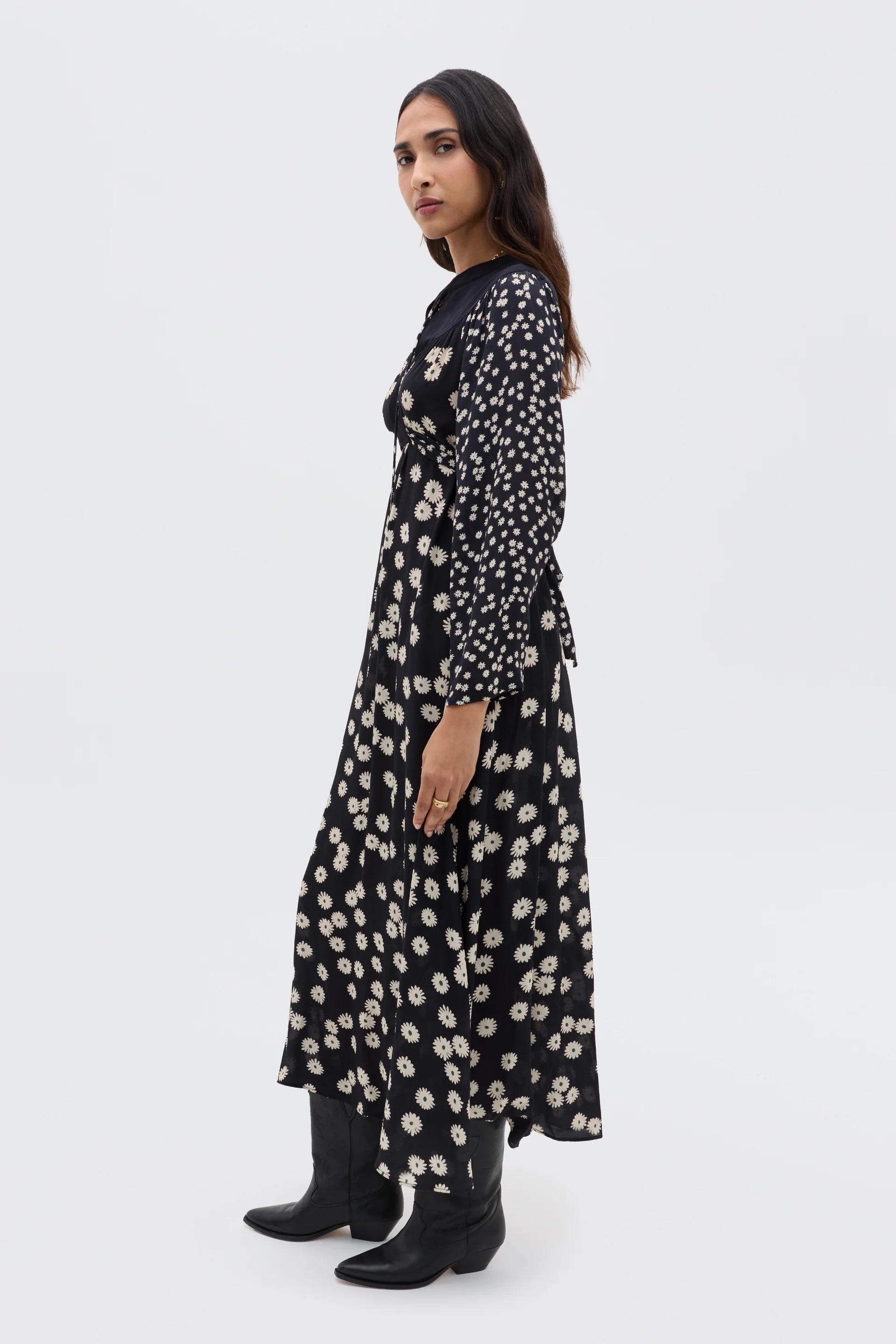 Anela Midi Dress in Daisy Mix Black
