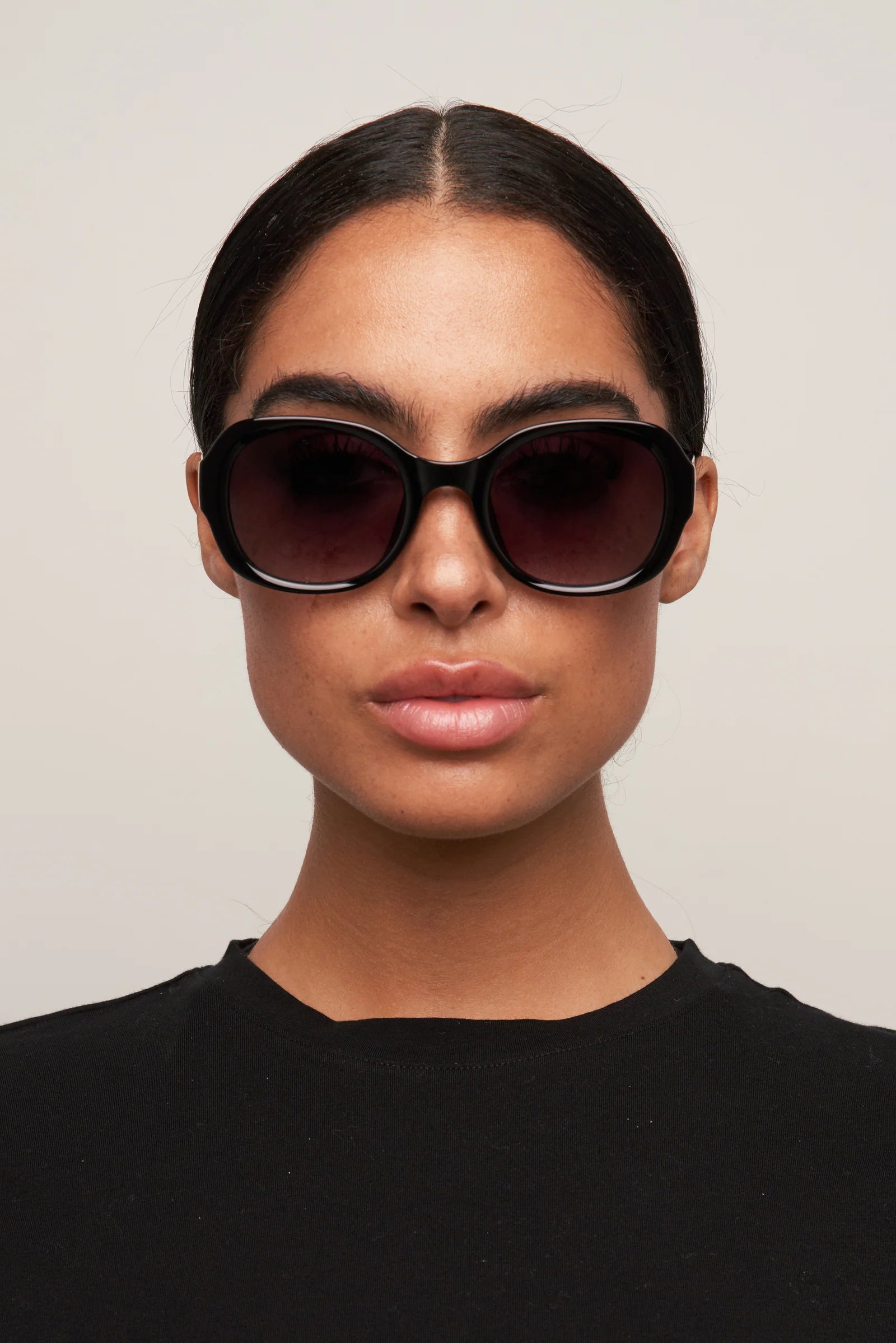 Darcy Sunglasses in Black/Smoke