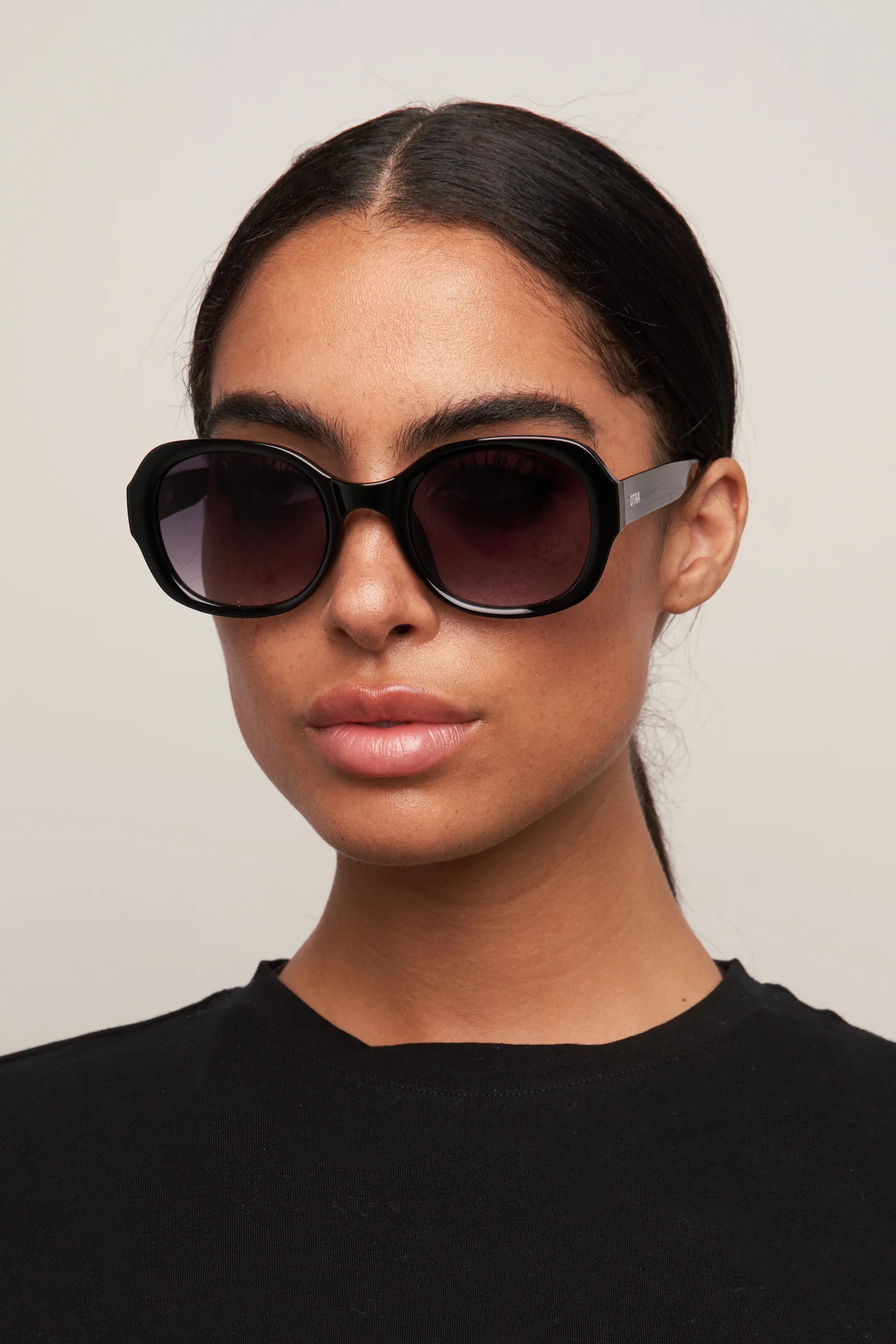 Darcy Sunglasses in Black/Smoke