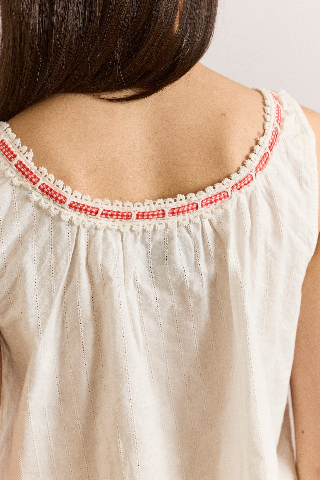 Elodie Cami cropped silhouette