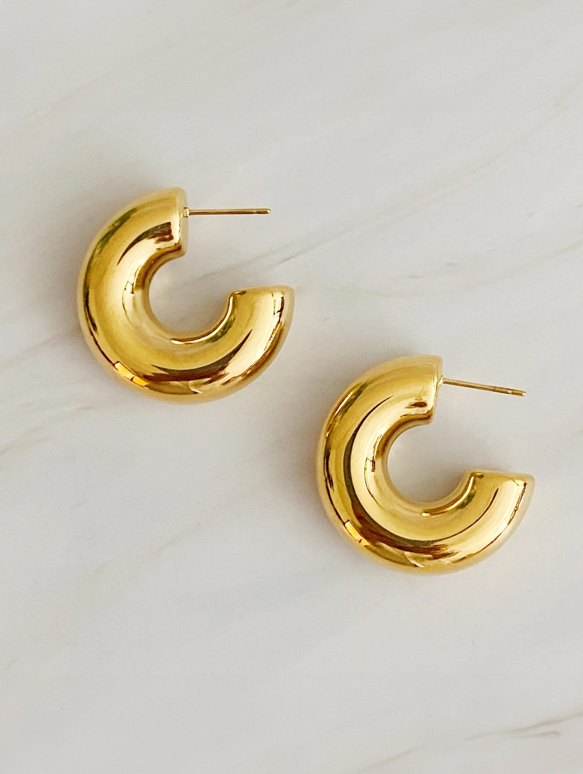 Polished Hollow Daily Hoop Earrings in Gold