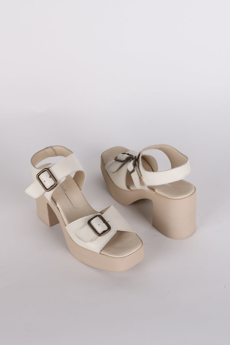 Margo Heel in Clouds