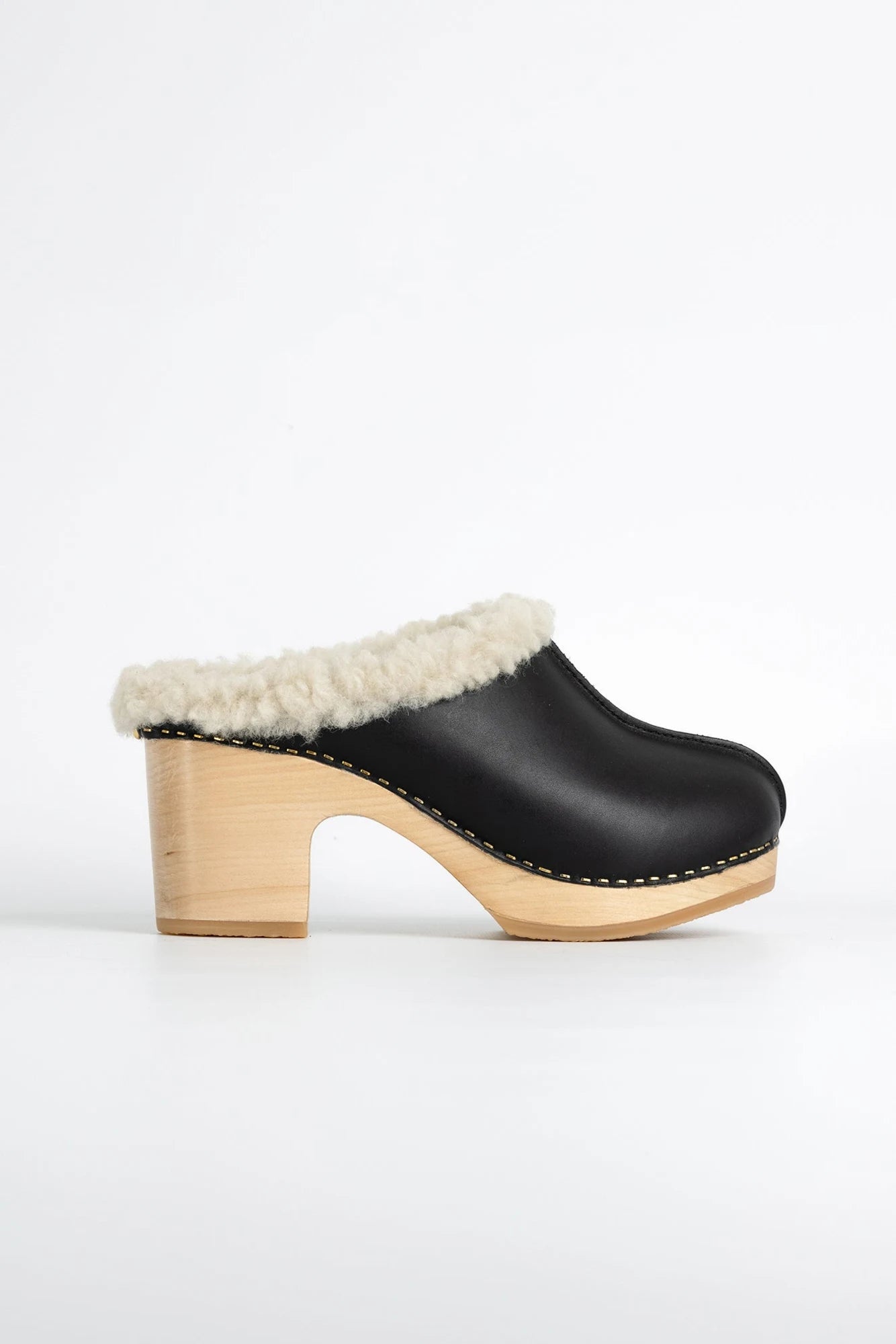 Ygloo Clogs in Black