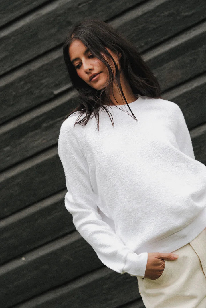 Perfect White Tee Ziggy crew neck sweatshirt in white — sleeve and raglan seam detail
