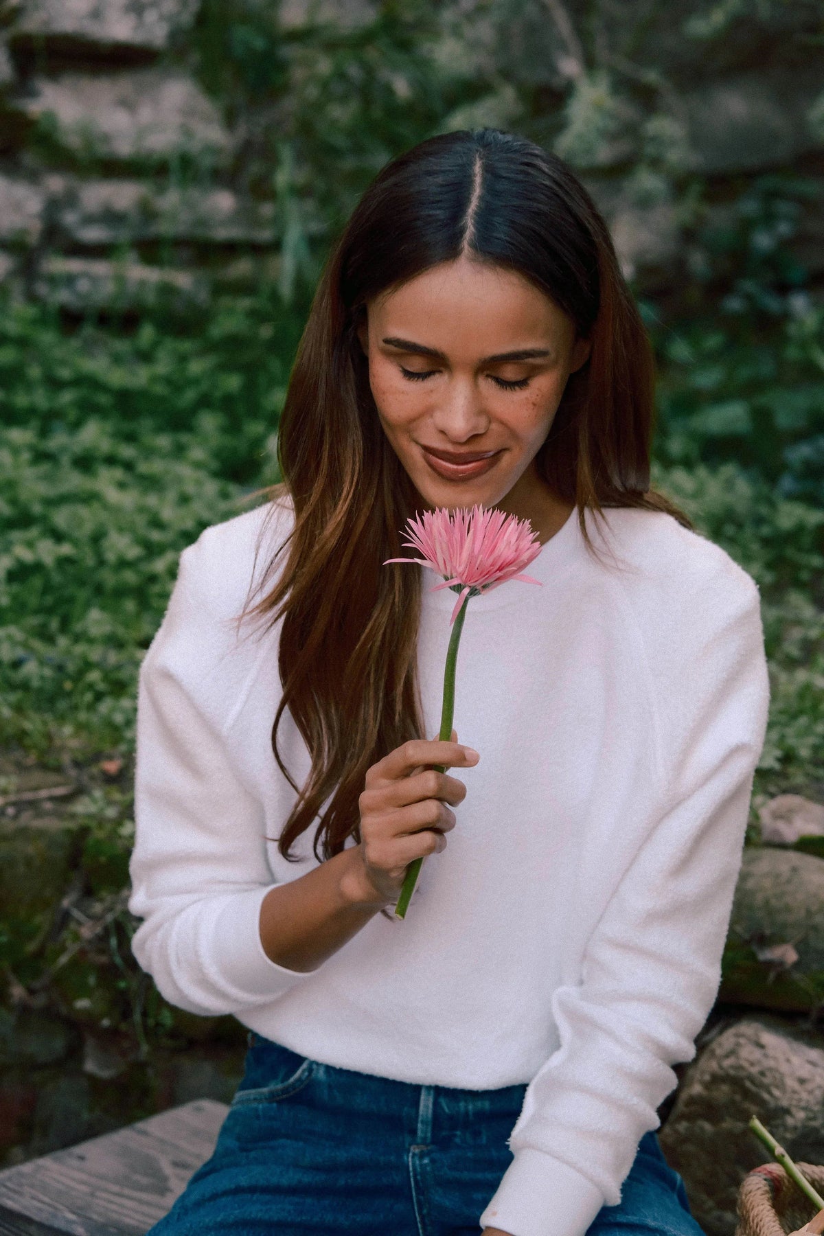 Perfect White Tee Ziggy crew neck sweatshirt in white — styled on model